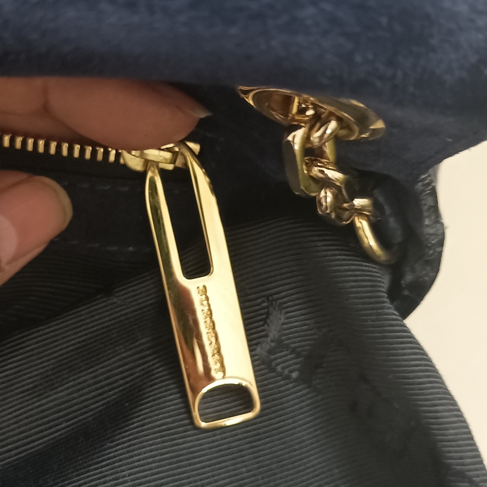 Authenticated Burberry Signature Grain Large Mildenhall Shoulder Bag in Blue - Picture 12 of 16
